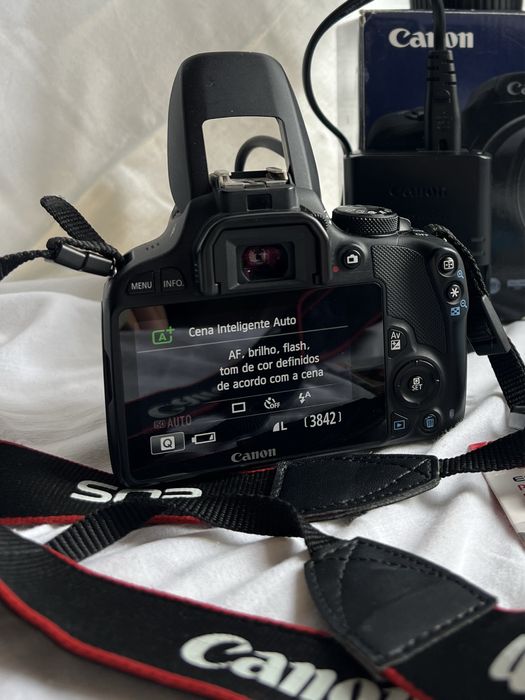 Câmara Canon EOS 100D + 2 objetivas + carregador + mala