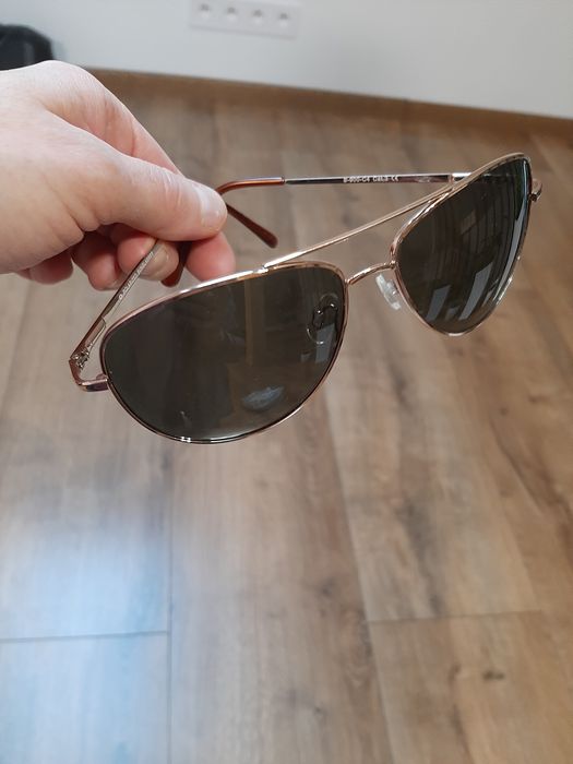 Okulary słoneczne lenonki w złotej oprawie szyk i elegancja