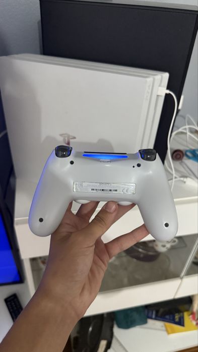 Vendo ou troco ps4 pro branca 1tb