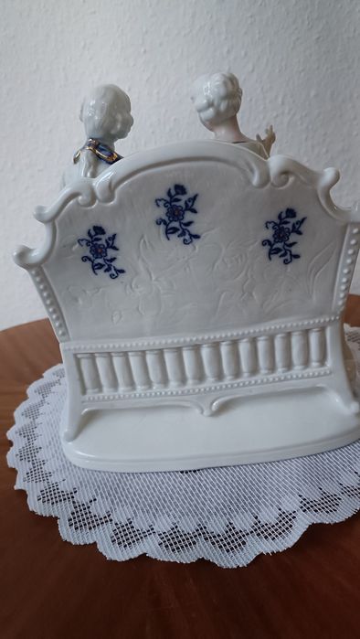 Figurka porcelanowa pary dworskiej siedzącej na  ławce