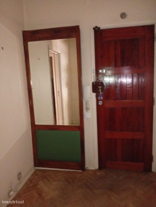 Arrenda-se Apartamento T2 - Estrada de Benfica