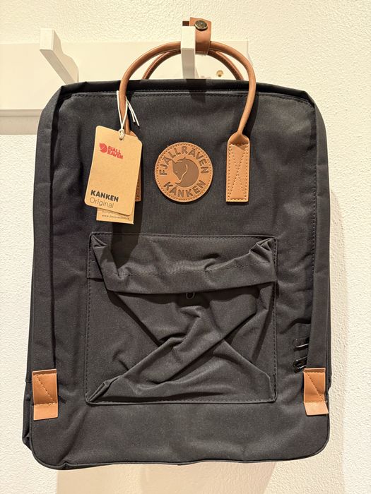 Mala Fjällräven Kånken preta com faixas em couro modelo laptop 17