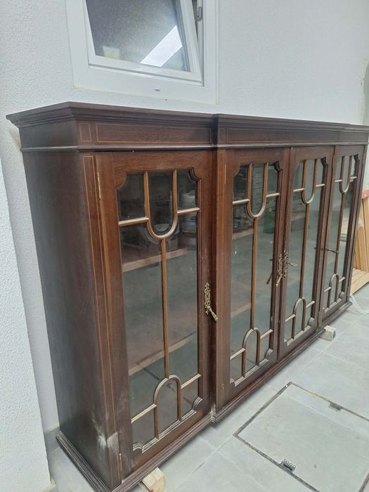 Móvel com Portas em vidro