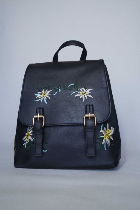 Рюкзак жіночий чорний з вишивкою
