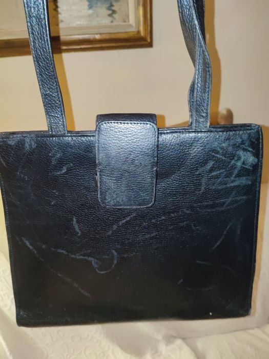 Mala de senhora preta em bom estado