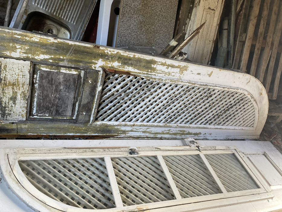 Porta de antiga rscila primaria de duas folhas em estilo de arco