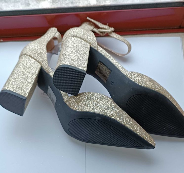 Sandálias Novas Cor dourada brilhantes