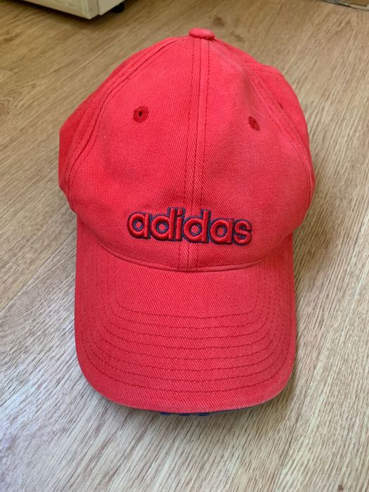 Кепка adidas червона