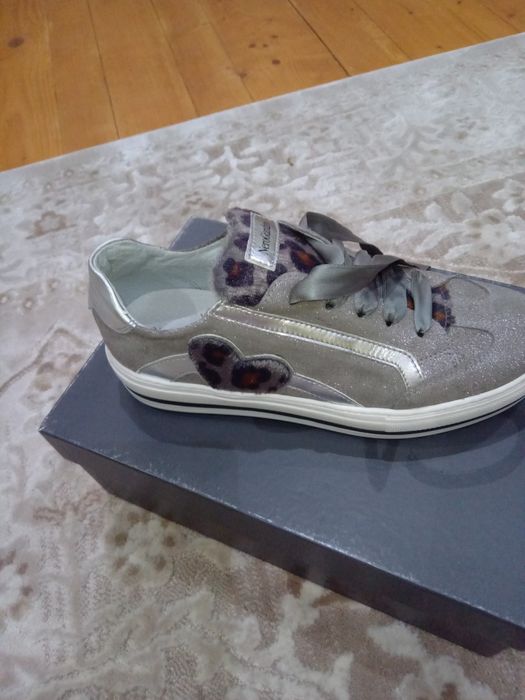 Жіночі кросівки.