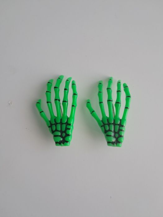 Zielone spinki ręce szkieletora alternative goth punk