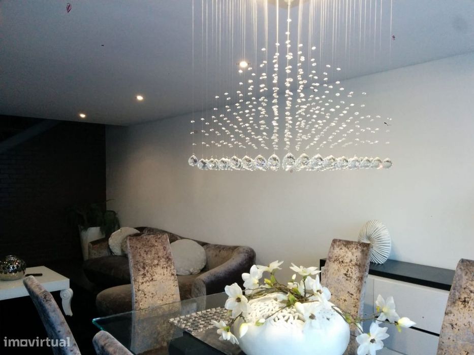 Moradia T4 geminada com jardim