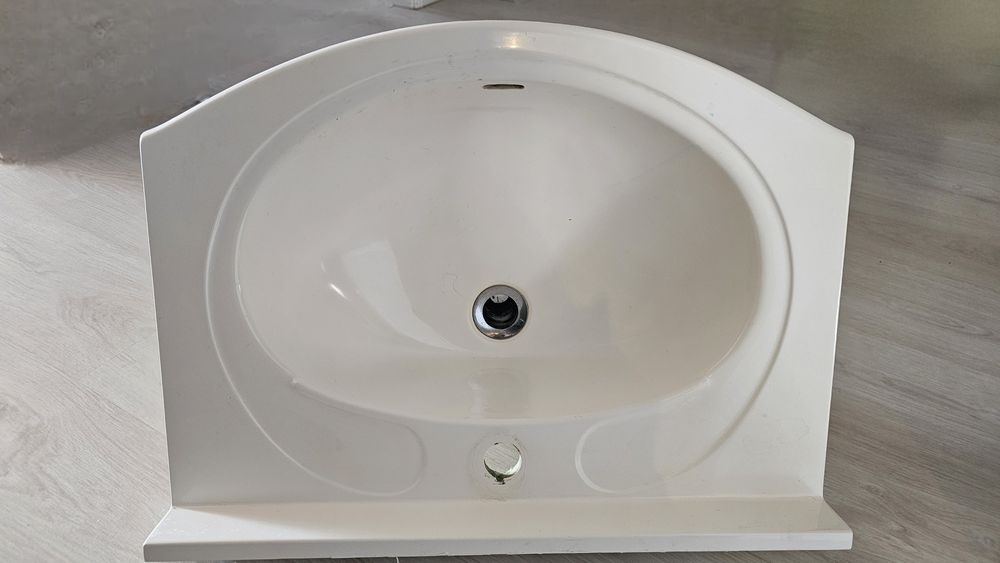 Lavatório de casa de banho usado