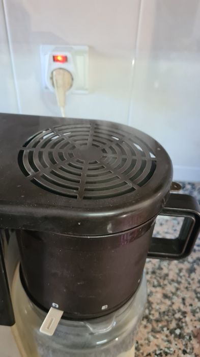 Maquina de cafe com o copo estalado