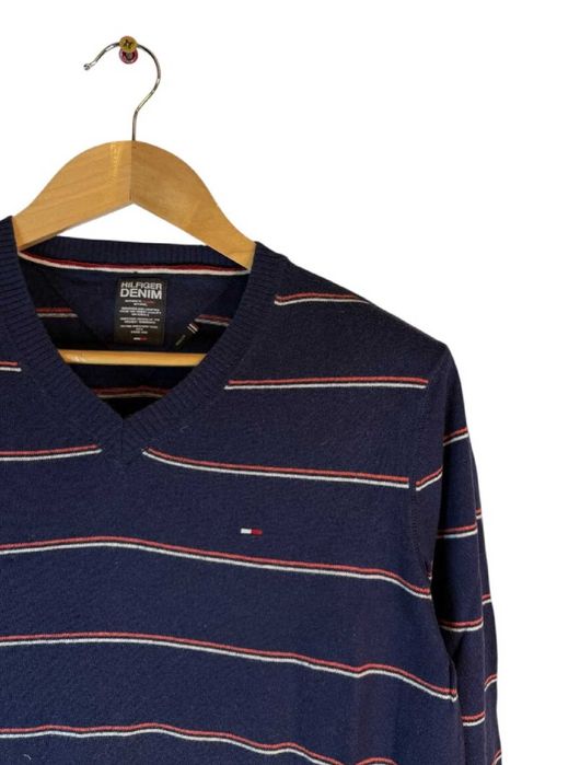 Sweter w serek Tommy Hilfiger granatowy paski logo m