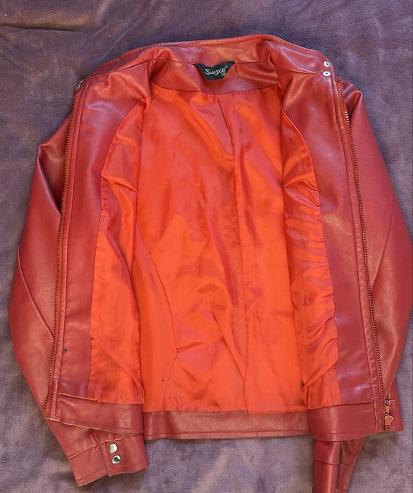 Червона шкіряна куртка з яскравою підкладкою