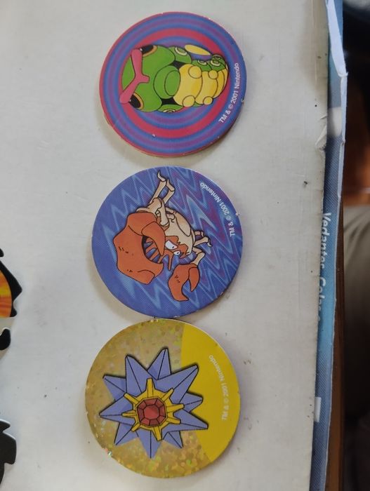(A) Tazos de vários temas