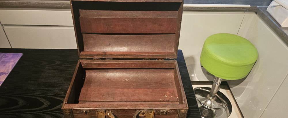 Bardzo stary kuferek