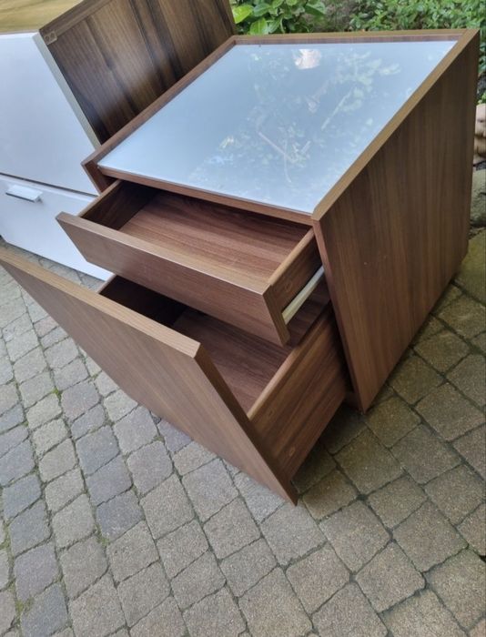 Brązowe szafki ze szklanym blatem 2 sztuki