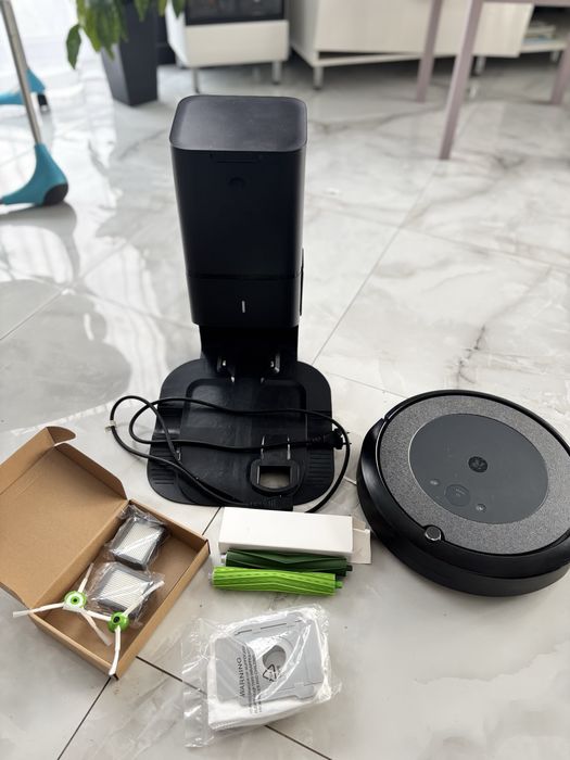 Irobot Roomba i5 clean base