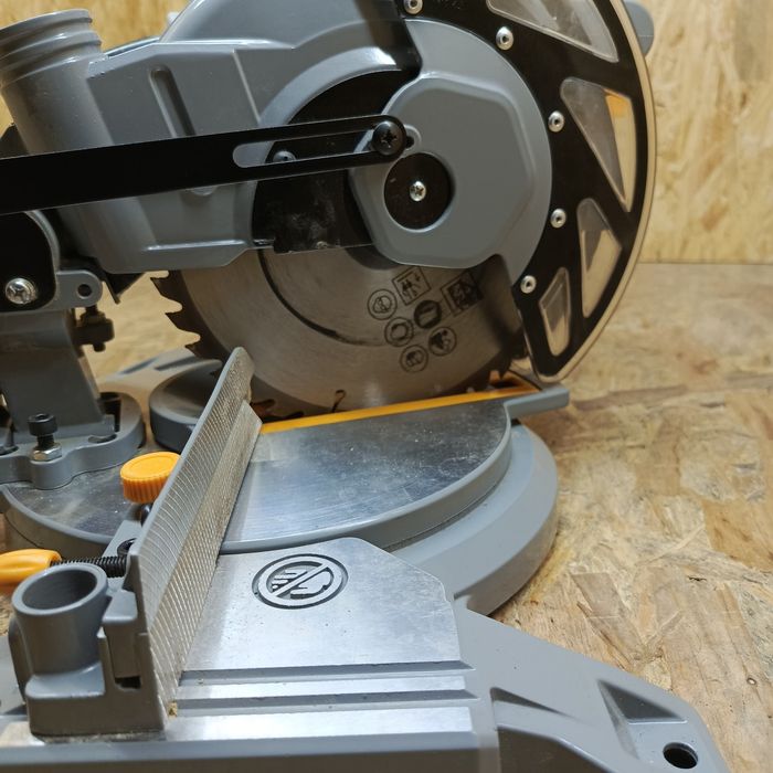 Piła ukosnica  titan 210 mm ttb795 msw