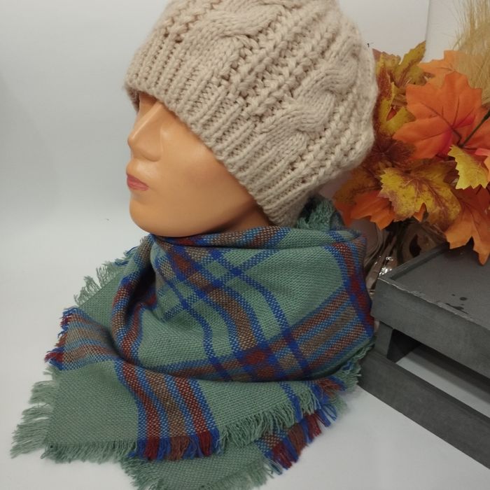 Chusta szal zimowy damski w kratę wymiary 80 cm x76 cm