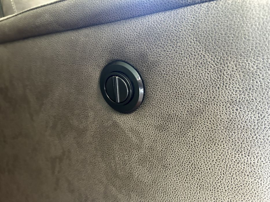 Sofá cinzento como novo eletrico, regulavel em varias posiçoes, ideal para pessoas com pouco mobilidade. Com forra de proteçao tambem nova.