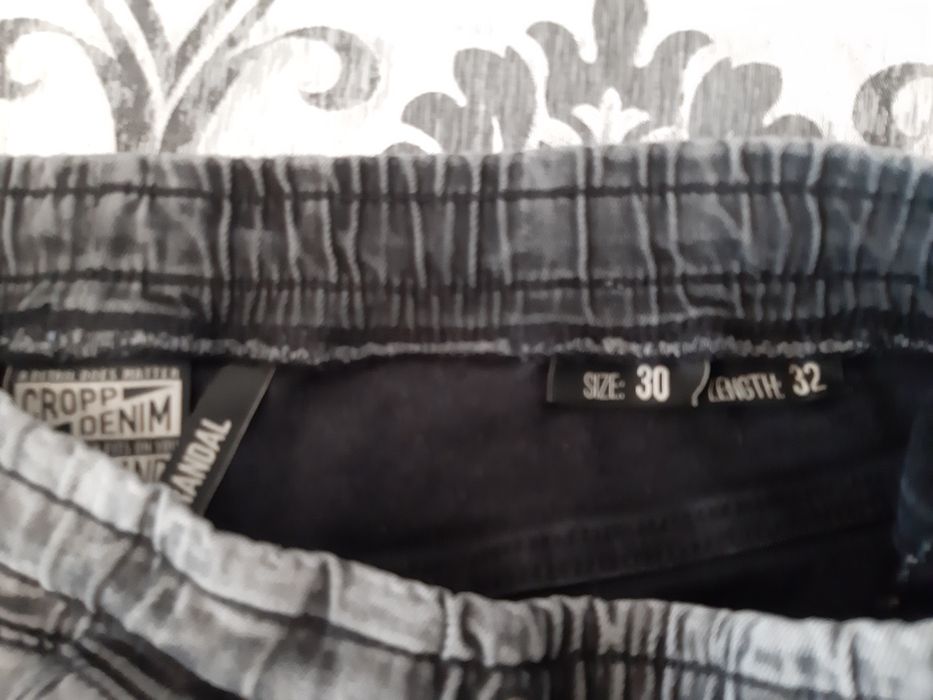 Spodnie dżinsowe slim CROPP