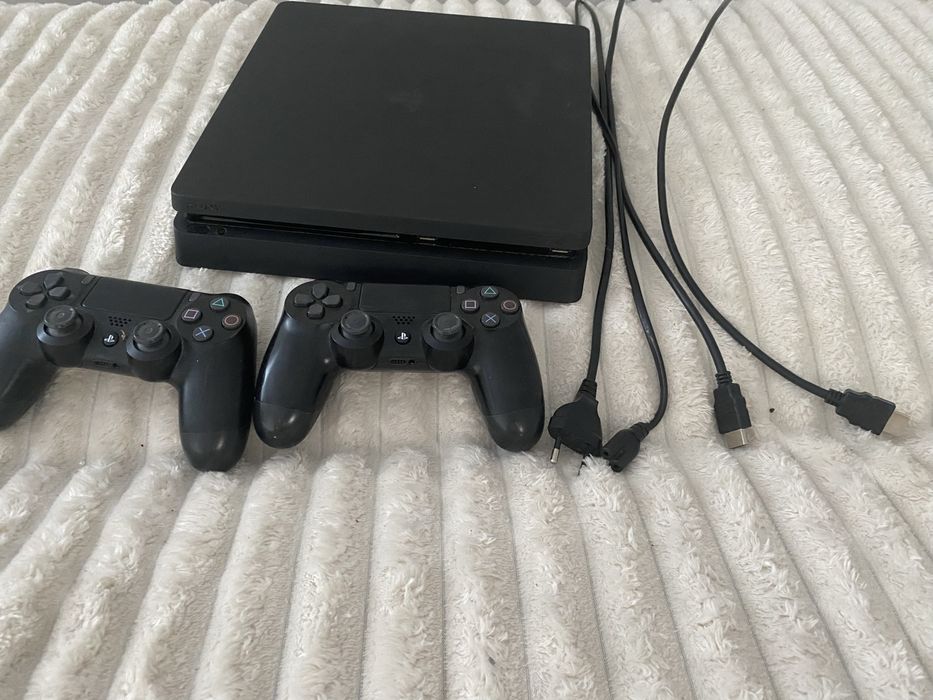 Sprzedam ps4 + 2pady