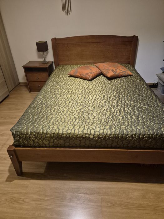 Cama e mesa de cabeceira