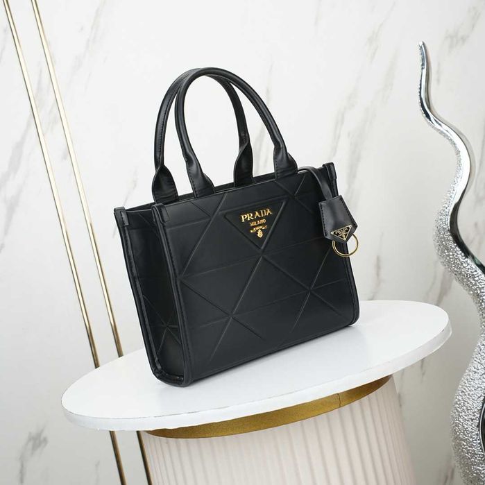 Torebka Prada czarna – idealna na codzienność i specjalne okazje