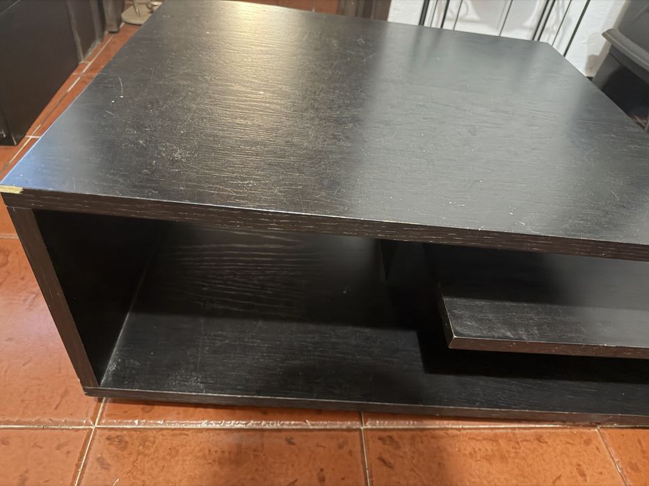Mesa de centro preta para desocupar