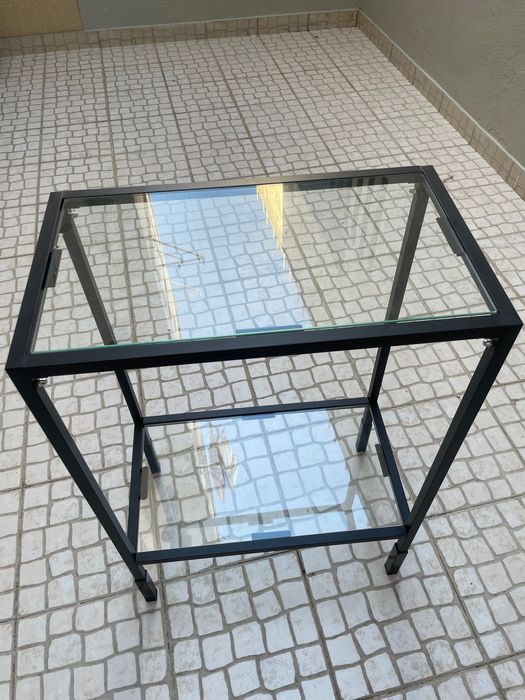 Mesa tampo de vidro.