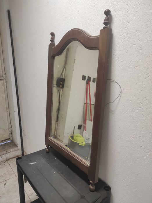 Espelho clássico em madeira maciça
