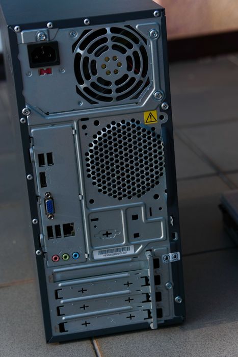 Komputer stacjonarny Lenovo – i3 / 6GB RAM / 500GB / Wi-Fi (Baza)