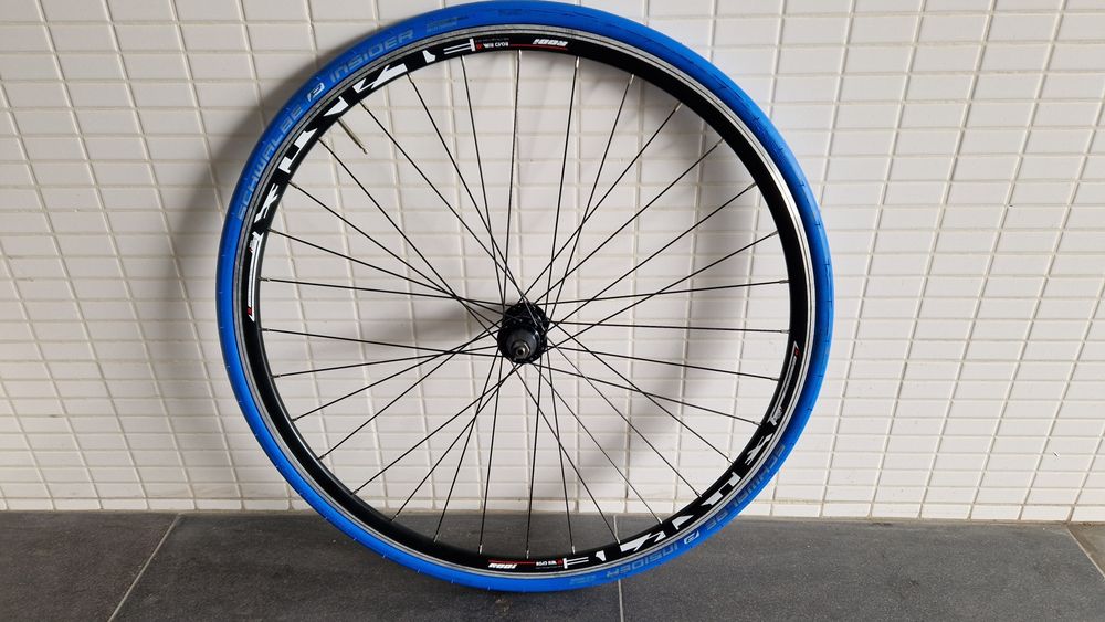 Roda com pneu especial para rolo