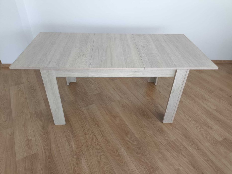 Mesa de jantar extensível para 6 pessoas.
