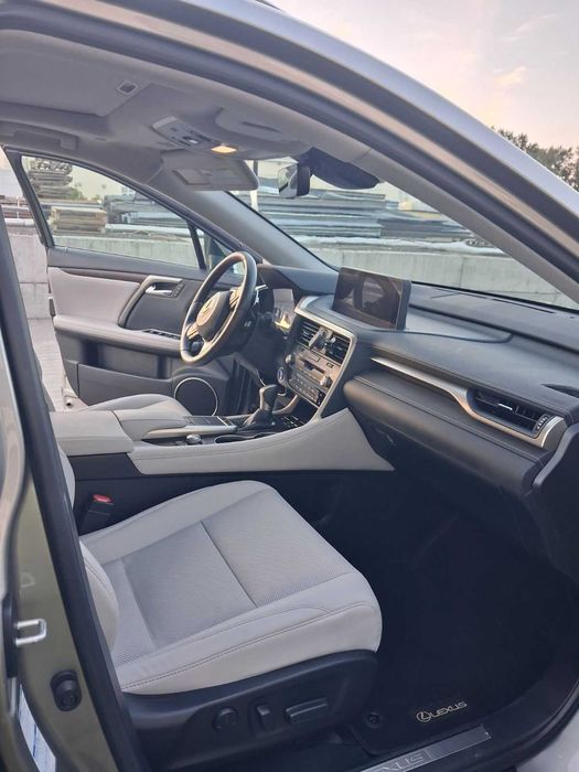 Обміняю преміальний гібрид на інше авто, нерухомість.