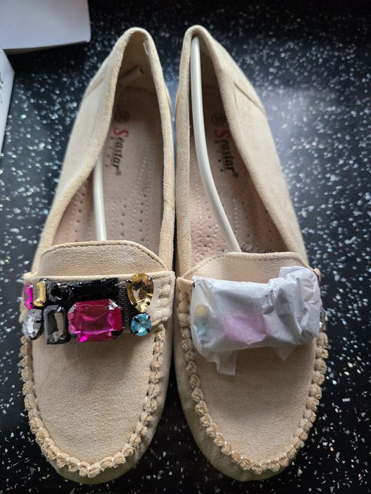 Mokasyny z kamieniami