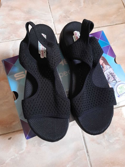 Sandálias Skechers, novos