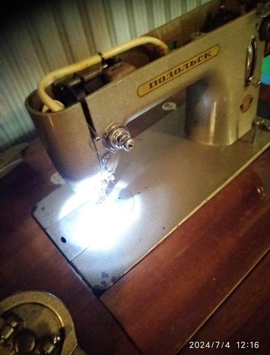 Швейная машинка Подольск + стол ,ящики итд ножной и ручной привод