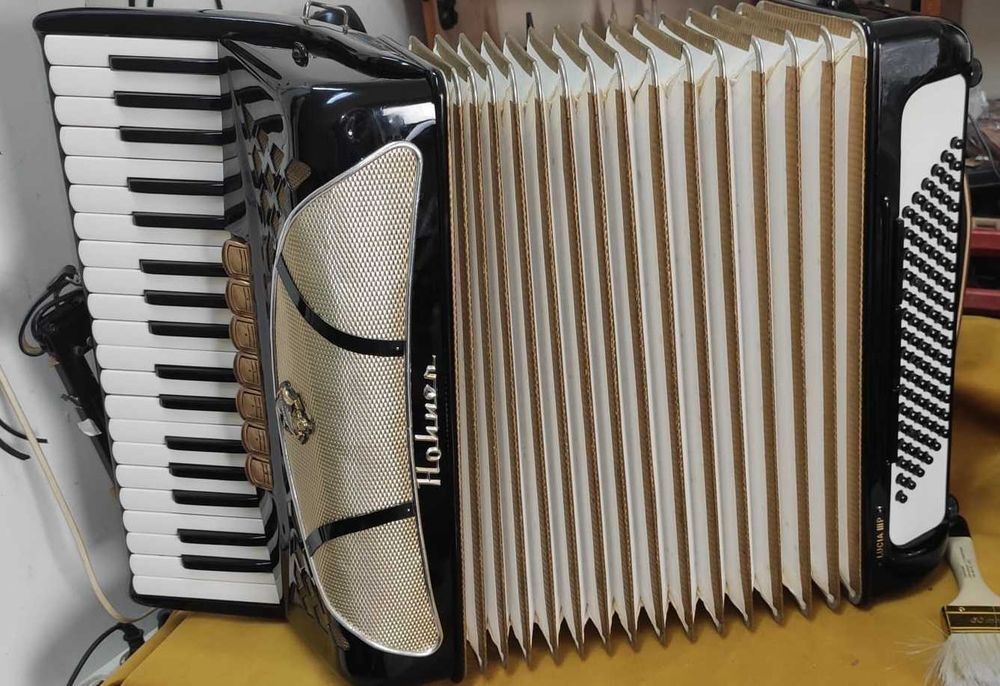 Acordeon Hohner Lucia III P, 3ª voz oitavado, afinaçao seca.