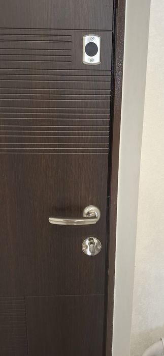 Продам вхідні двері від забудовника