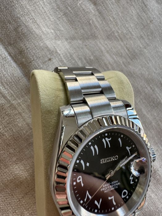 Relógio Seiko automático Datejust preto numerais árabes bezel fluted oyster elegante
