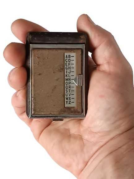 Stara metalowa książeczka telefoniczna