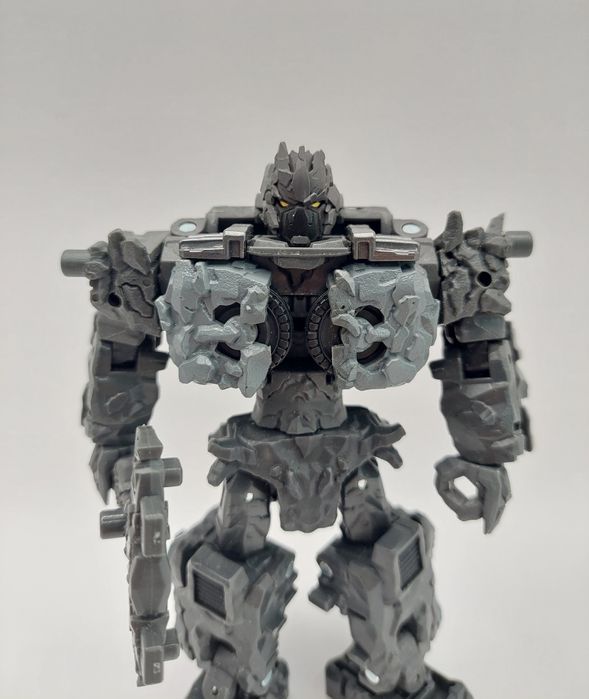 Transformers Legacy United Deluxe Class Magneous