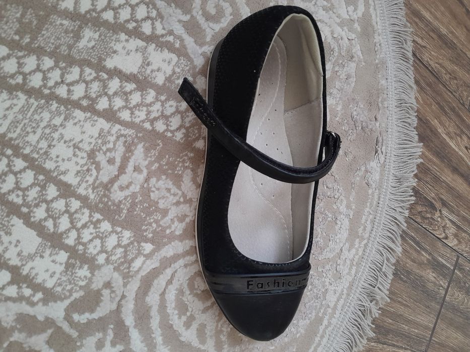 Чорні туфельки для дівчинки