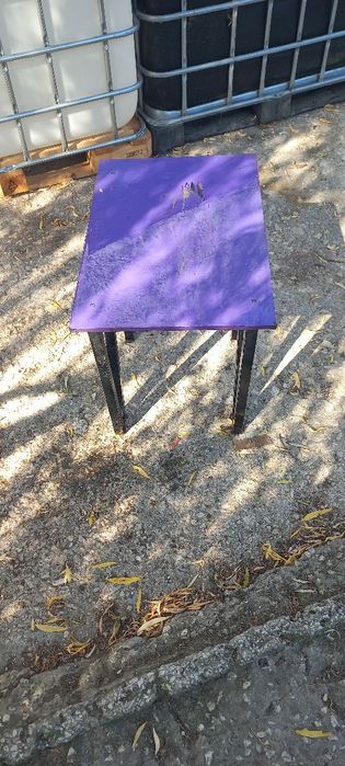 Mesa com pernas em ferro e tampa de acrilico
