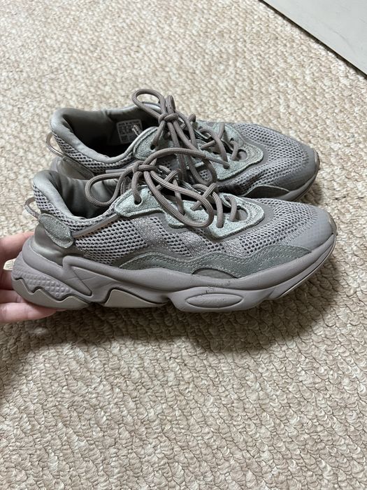 Кросівки adidas.