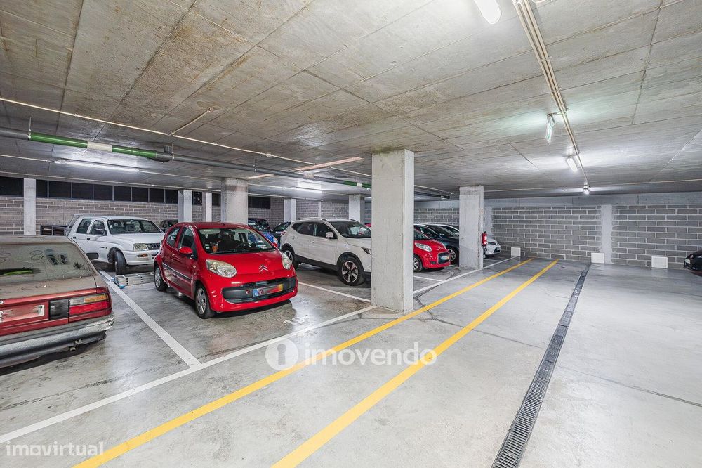 Apartamento T3, com estacionamento e terraço, em Loures