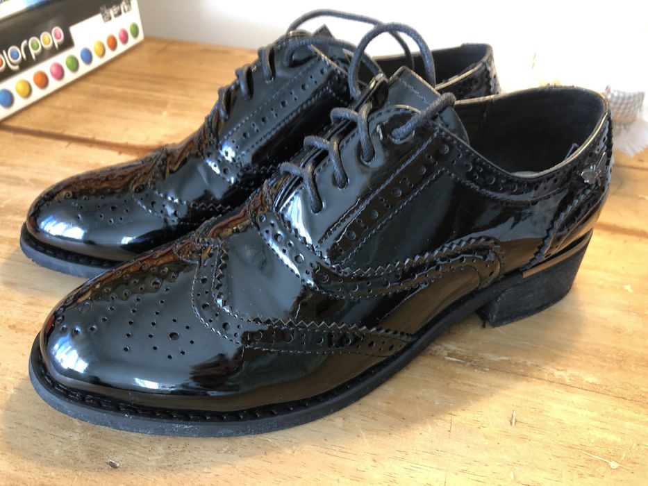 Sapatos derby femininos de verniz